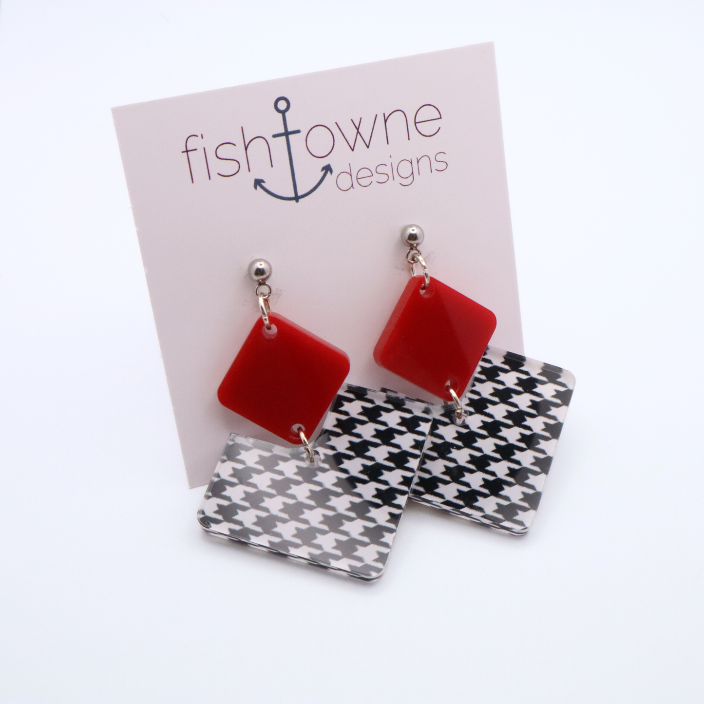 Red and houndstooth patterned earrings on a Fish Towne Designs card.