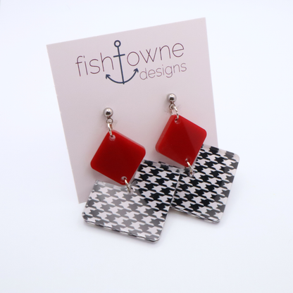 Red and houndstooth patterned earrings on a Fish Towne Designs card.
